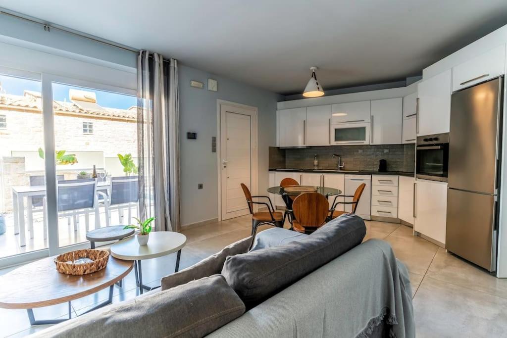 Zefyros Suite , Seafront Retreat ! Pánormos المظهر الخارجي الصورة
